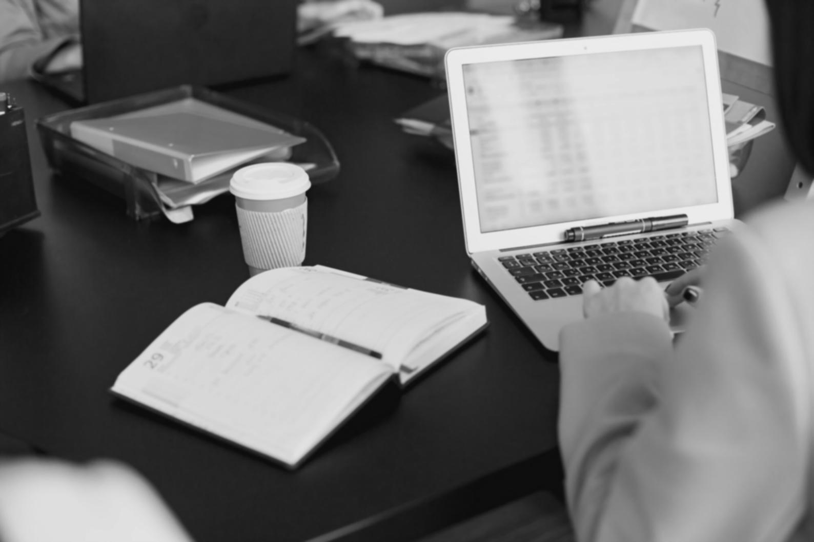 Teilnehmer analysiert Finanzberichte während des Lernprogramms